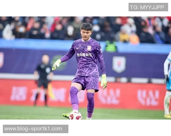 中国球迷李云赛后与李昊亲密互动展现温暖友情与宠溺之情 中国球迷李云赛后与李昊亲密互动展现温暖友情与宠溺之情