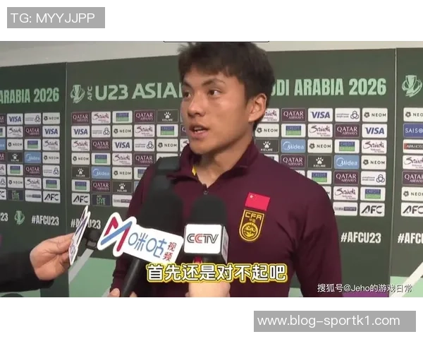 中国球迷李云赛后与李昊亲密互动展现温暖友情与宠溺之情 中国球迷李云赛后与李昊亲密互动展现温暖友情与宠溺之情